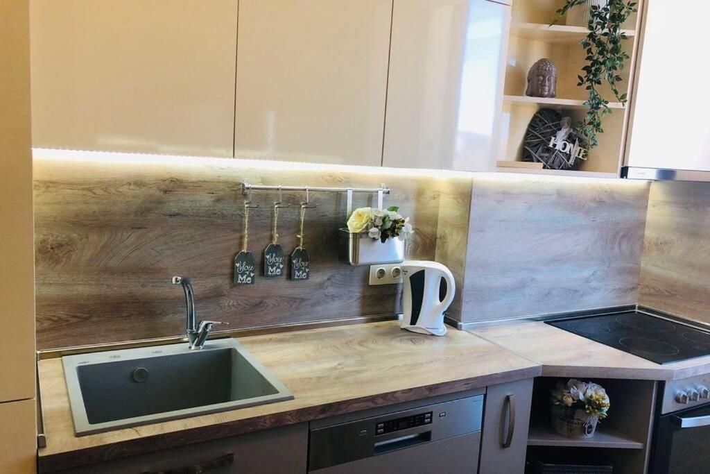 Lovely 3-Bedroom Apartment For 7 Ppl At The Centre Varna Exteriör bild